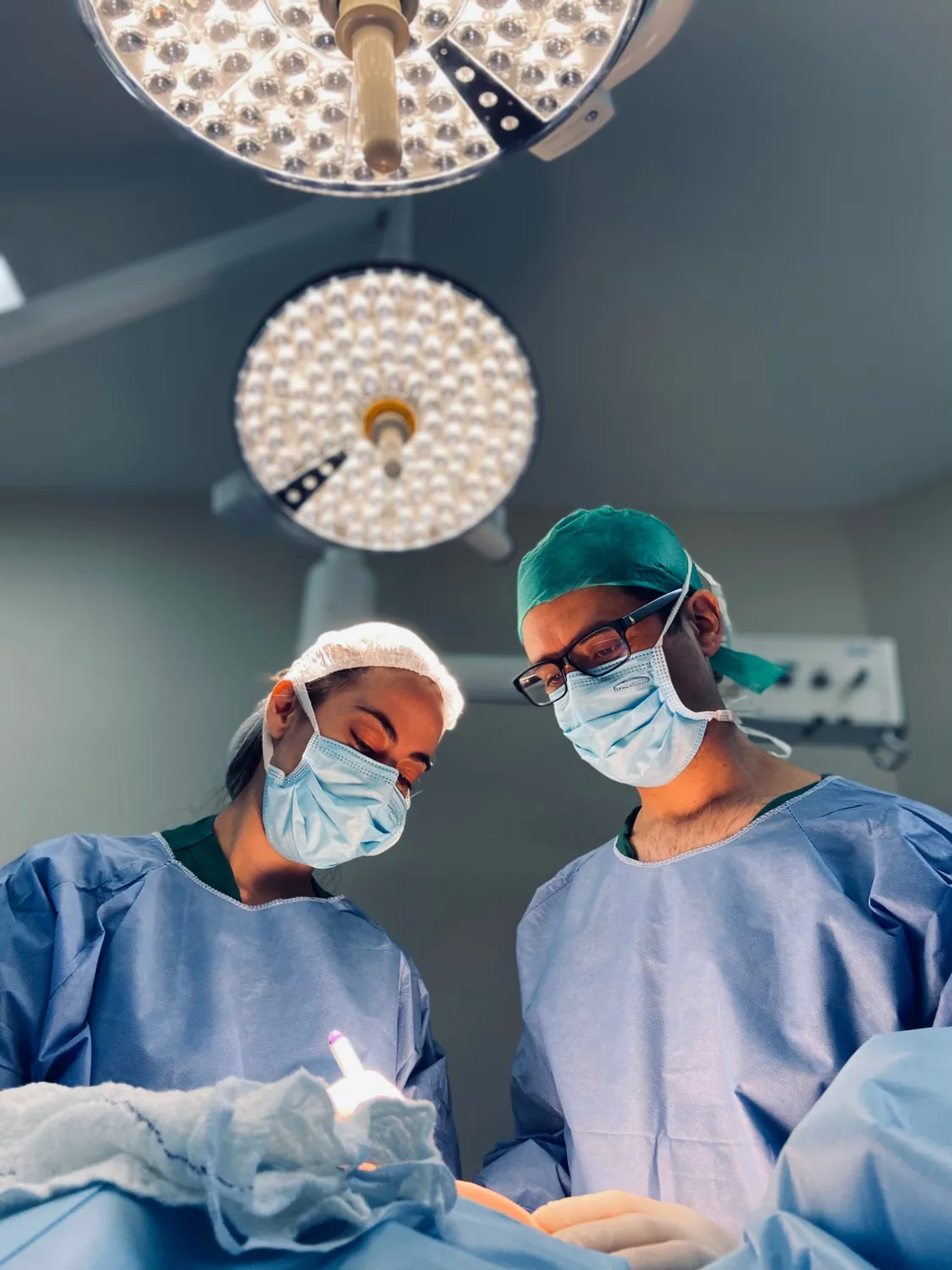 Dr. Gustavo Terán e a equipe em cirurgia, sob o foco cirúrgico