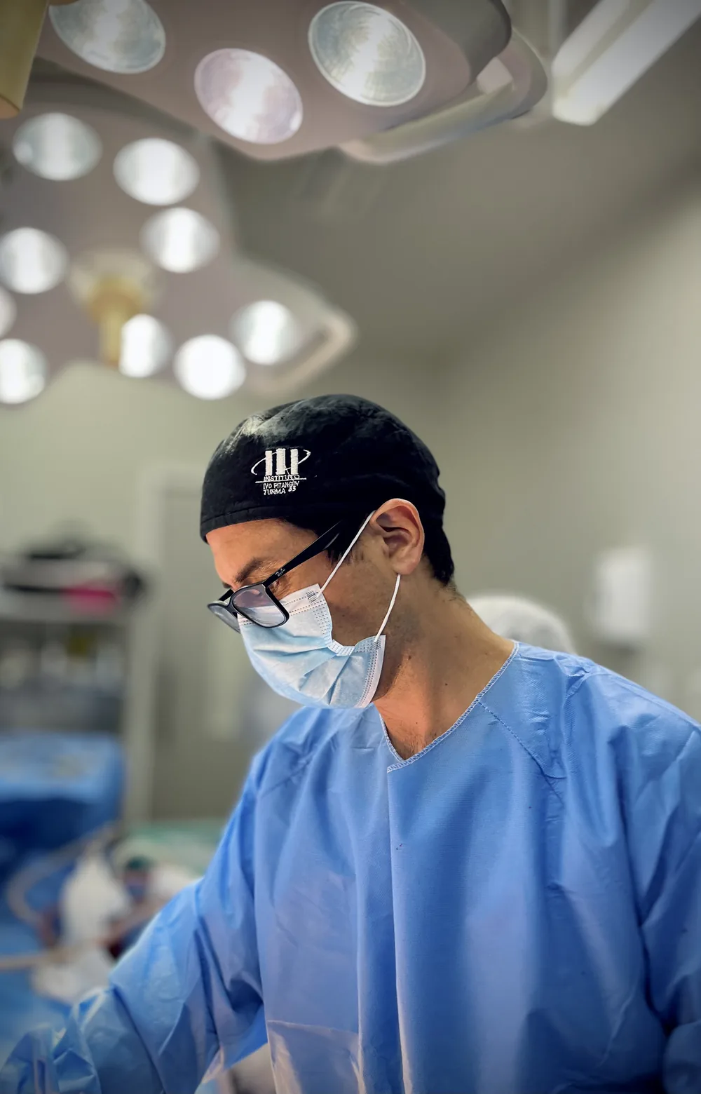 Dr. Gustavo Terán em cirurgia