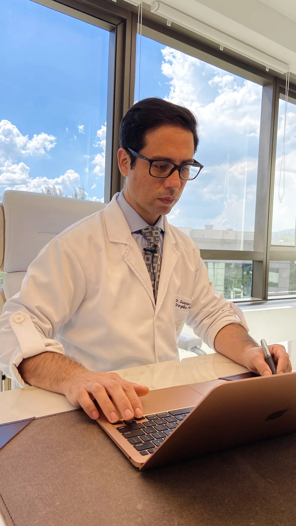 Dr. Gustavo Terán trabalhando em seu consultório